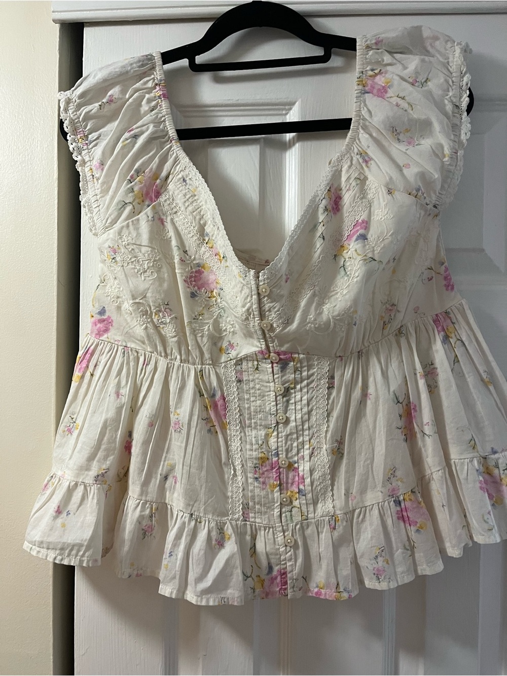 Universal Thread Cream Floral Ruffled Button-Front Top